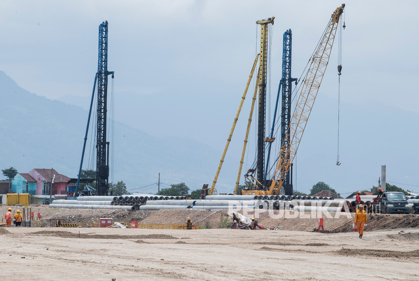Pekerja menyelesaikan pembangunan stasiun dan depo kereta cepat Jakarta-Bandung di Tegal Luar, Rancaekek, Kabupaten Bandung, Jawa Barat, Ahad (23/2/2020).