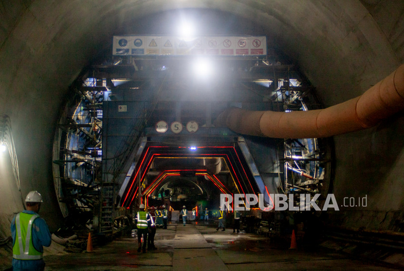 Pekerja menyelesaikan proyek Kereta Cepat Jakarta-Bandung tunnel atau terowongan 4 di Desa Malangnengah, Purwakarta, Jawa Barat, Ahad (23/2/2020).(Antara/M Ibnu Chazar)