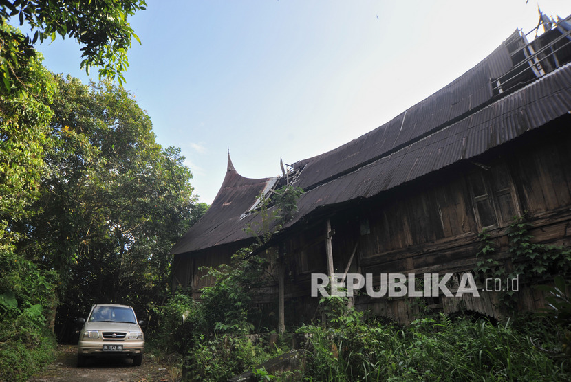 Ilustrasi rumah adat. Foto: Sebuah mobil melintas di depan sebuah Rumah Gadang (rumah adat tradisional Minangkabau) yang kondisinya rusak di Nagari Sumpu, Kabupaten Tanah Datar, Sumatera Barat, Ahad (23/2/2020)(Antara/Iggoy el Fitra)