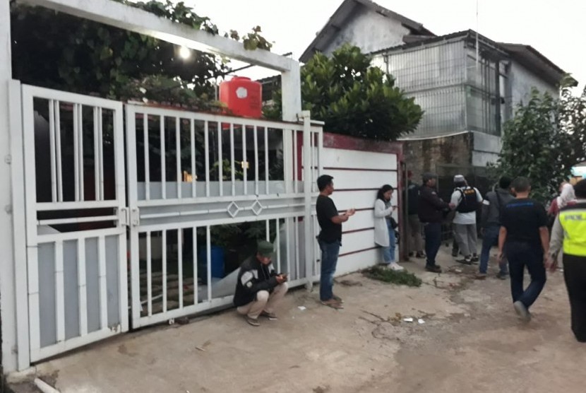 Petugas BNNRI menggerebek sebuah rumah di Arcamanik Kota Bandung yang diduga jadi pabril pil PCC.