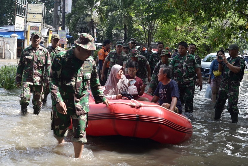 Sejumlah prajurit TNI AD mengevakuasi warga korban banjir dengan menggunakan perahu karet di Perumahan Harapan Indah Bekasi, Jawa Barat