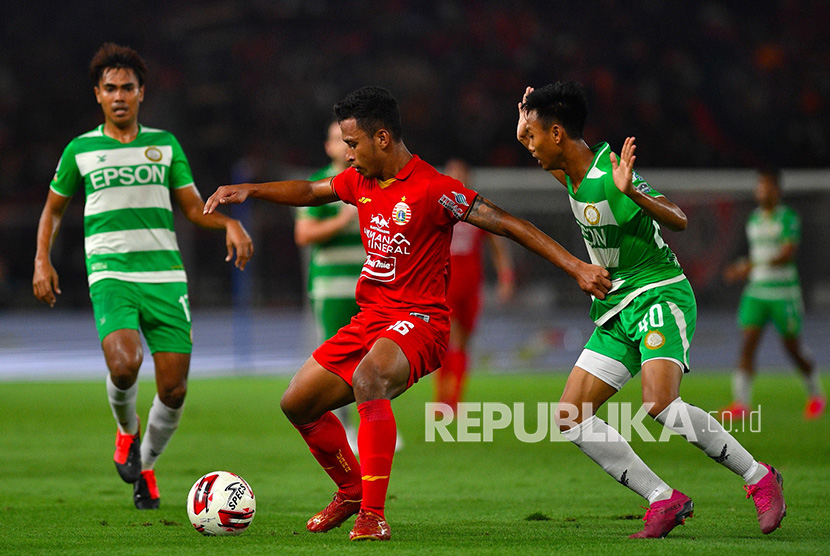 Pemain Persija Jakarta Osvaldo Haay (tengah) menggiring bola dibayangi pemain Geylang International FC Harith Kanadi (kanan) dalam laga persahabatan di Stadion Utama Gelora Bung Karno, Jakarta, Minggu (23/2/2020).