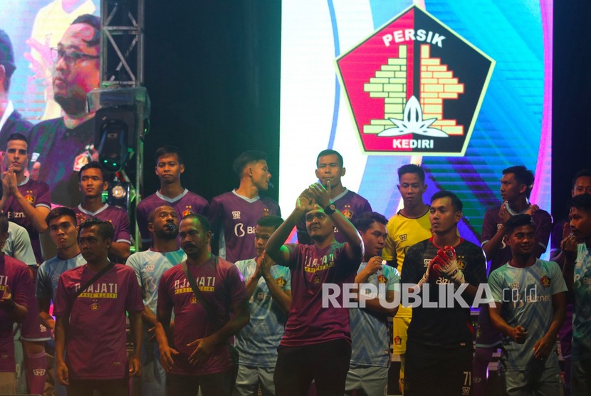 Sejumlah pesepak bola mengikuti launching klub sepak bola Persik Kediri di Stadion Brawijaya, Kota Kediri, Jawa Timur, Ahad (23/2/2020) malam. 