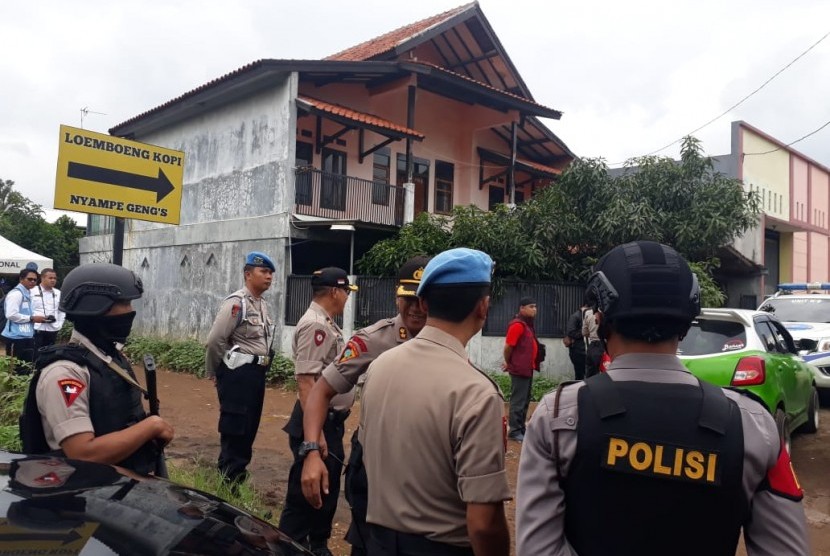 Sejumlah personel polisi berseragam mengamankan TKP pabrik narkoba diduga jenis PCC di Arcamanik Kota Bandung