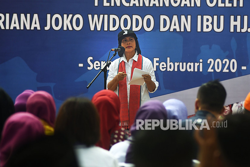 Ibu Negara Iriana Joko Widodo memberi sambutan saat melakukan kunjungan kerja di Kampung Kenari, Kasemen, Serang, Banten, Senin (24/2/2020).