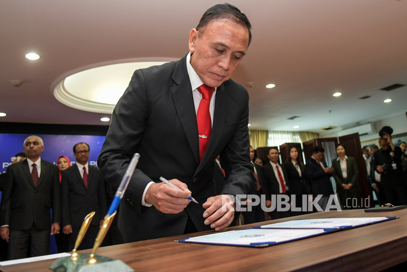 Ketua Umum PSSI Mochamad Iriawan menandatangani berkas pelantikan pengurus PSSI di Gedung KONI, Jakarta, Senin (24/2/2020). 