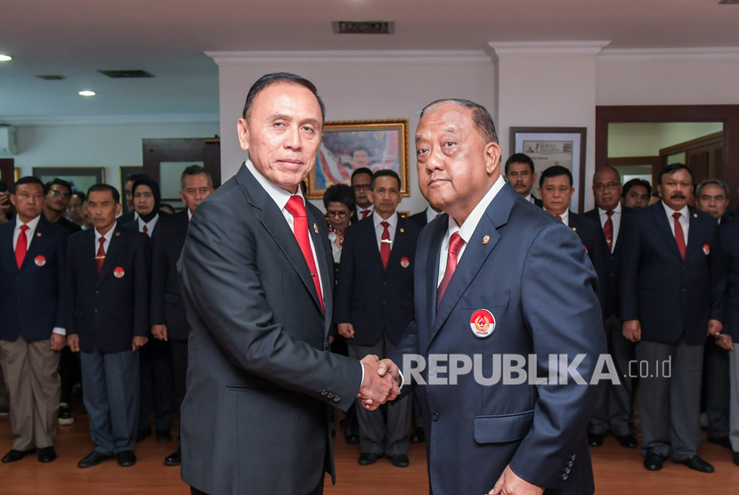 Ketua Umum KONI Pusat, Letjen TNI (Purn) Marciano Norman (kanan) berjabat tangan dengan Ketua Umum PSSI Mochamad Iriawan (kiri) usai pelantikan pengurus PSSI di Gedung KONI, Jakarta, Senin (24/2/2020).