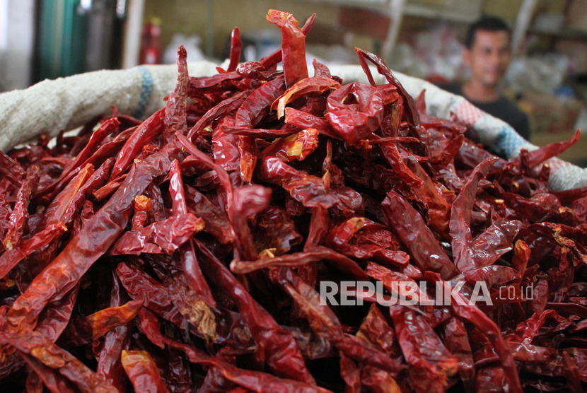 Pedagang menunggu pembeli cabai merah kering di Kawasan Pasar Bina Usaha Meulaboh, Aceh Barat, Aceh, Senin (24/2/2020).