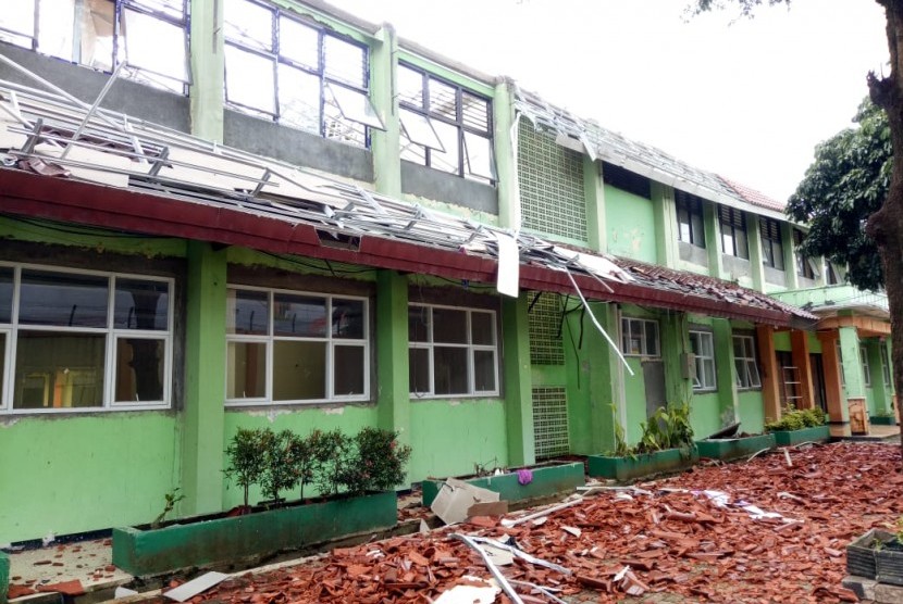 Kondisi atap salah satu bangunan SMK Negeri 24 Bambu Apus, Jakarta Timur yang roboh beberapa waktu lalu, Senin (24/2).