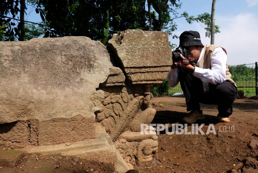 Petugas BKB (Balai Konservasi Borobudur) mengidentifikasi batu Yoni di situs Plandi, Pasuruhan, Mertoyudan, Magelang, Jateng, Senin (24/2/2020).