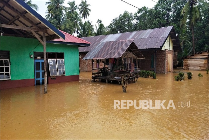 Sejumlah rumah terendam banjir bandang (ilustrasi).