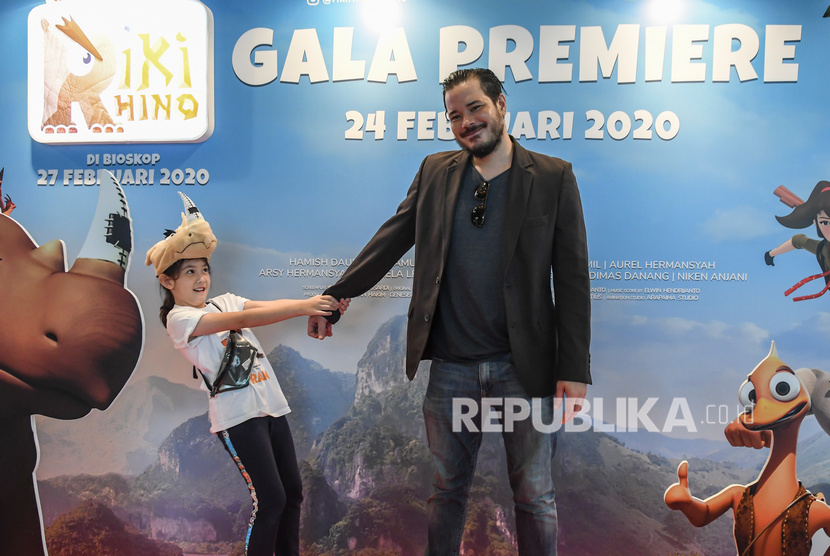 Aktor Zack Lee berpose bersama Aktris Mikhaela Lee Jowono saat menghadiri acara Gala Premier film Animasi Riki Rhino di Jakarta, Senin (24/2/2020). 