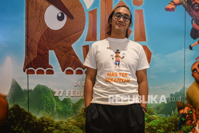 Pembawa acara Dimas Danang berpose dalam acara Gala Premier film Animasi Riki Rhino di Jakarta, Senin (24/2).
