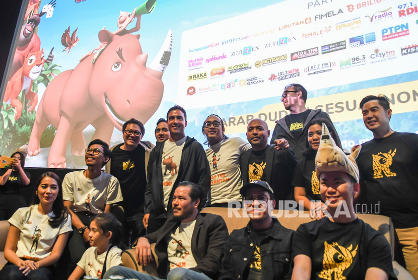 Sejumlah pendukung film Riki Rhino berpose bersama usai acara Gala Premier film Animasi tersebut di Jakarta, Senin (24/2/2020).