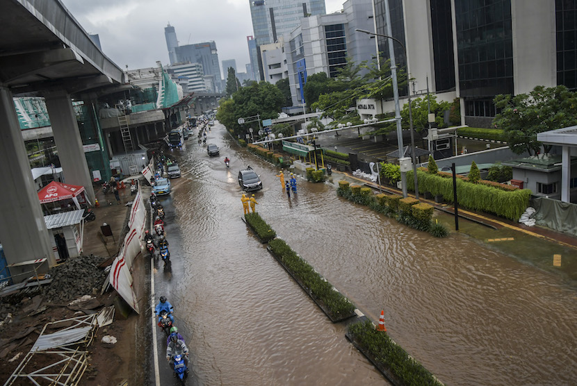 Kendaraan melintasi banjir yang menggenangi di Jalan H. R. Rasuna Said, Kuningan, Jakarta, Selasa (25/2/2020). 