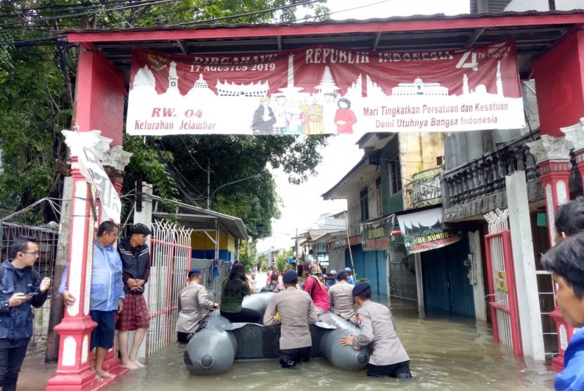 Kondisi banjir di Jalan Ksatria 4, Jelambar, Grogol Petamburan, Jakarta Barat, Selasa (25/2). 