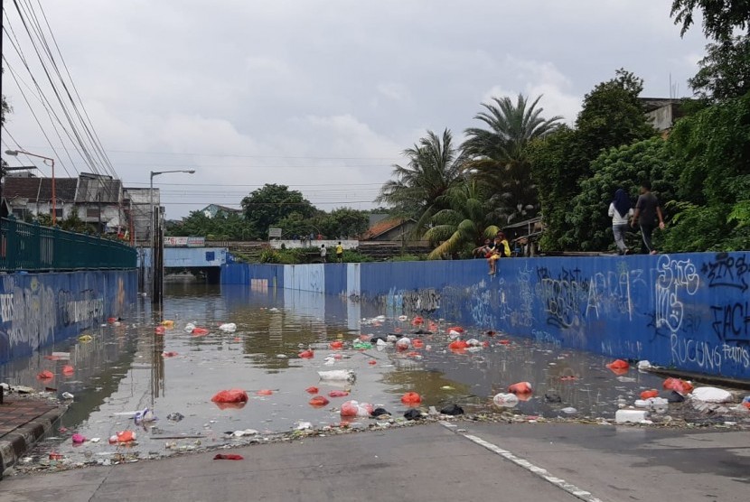 Underpass Jalan Baru, Bekasi Timur, kota Bekasi terendam banjir. 