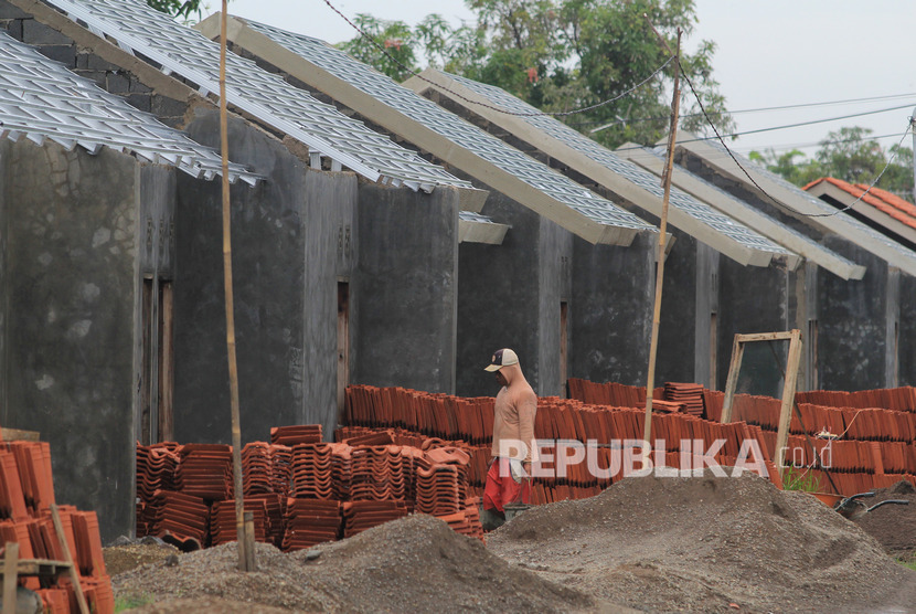 Kementerian Pekerjaan Umum dan Perumahan Rakyat (PUPR) menyiapkan program Bantuan Stimulan Perumahan Swadaya (BSPS) atau yang populer dikenal sebagai bedah rumah. Hal tersebut dilakukan untuk mengurangi jumlah rumah tidak layak huni (RTLH) di Indonesia. 
