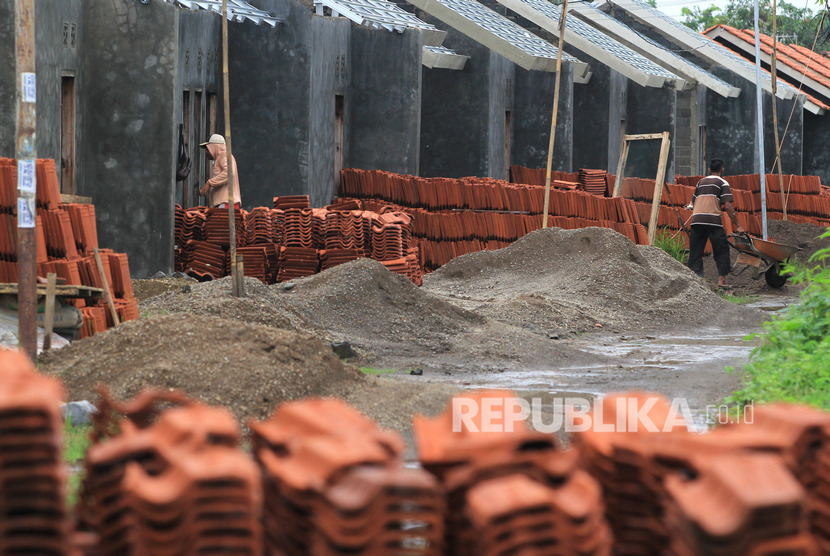 Pekerja menyelesaikan pembangunan perumahan bersubsidi di Indramayu, Jawa Barat, akhir Februari 2020. Para pengembangan (developer) perumahan meminta perbankan memberi keringanan suku bungan konstruksi.