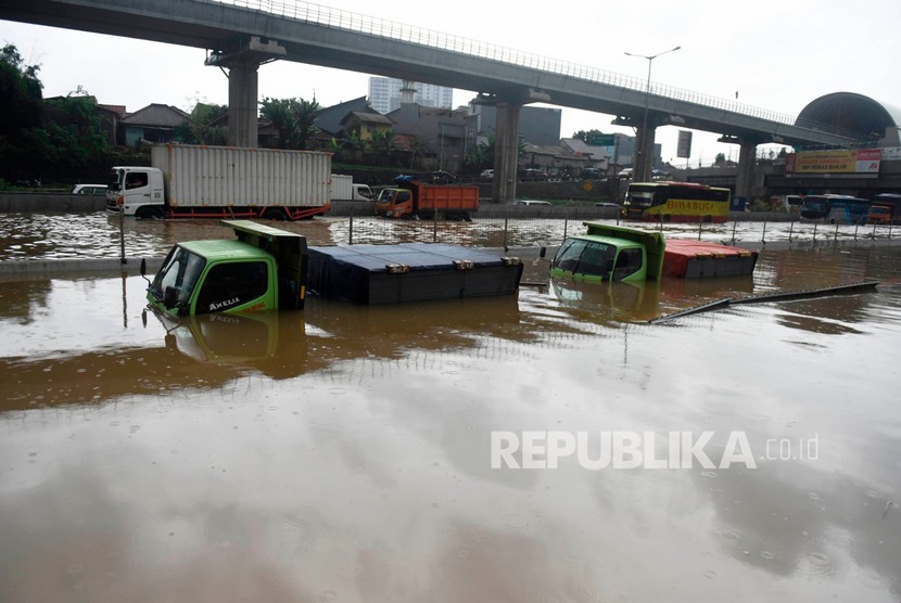 [Ilustrasi] Dua truk terendam banjir ketika mencoba melintas di ruas tol Jakarta-Cikampek.