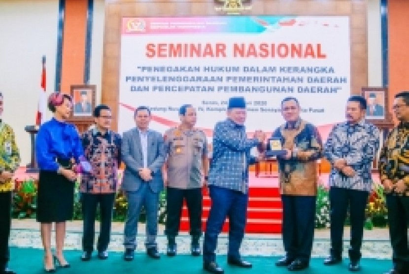 Lima kesimpulan yang ditandatangani Ketua DPD RI dan para narasumber menandai berakhirnya Seminar Nasional dengan tema Penegakan Hukum dalam Kerangka Penyelenggaraan Pemerintah Daerah dan Percepatan Pembangunan Daerah, yang digelar DPD RI di Gedung Nusantara IV, Senin (24/2).   Hadir sebagai narasumber dalam panel yang dipandu presenter Rosiana Silalahi itu, Ketua KPK Firli Bahuri, Jaksa Agung ST Burhanuddin dan Wakapolri Komjen Pol. Gatot Eddy Pramono serta Ketua Komite I DPD RI Teras Narang. Sementara Mendagri diwakili Dirjen Kewilayahan Eko Subowo. 