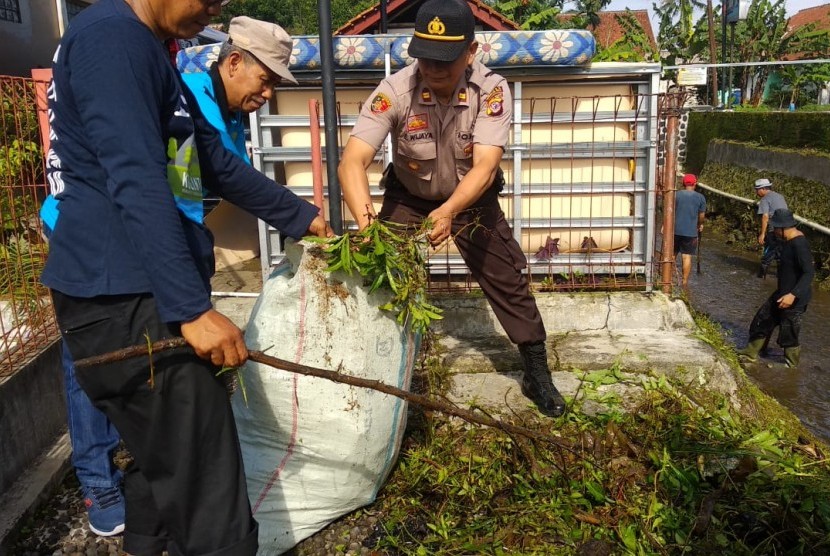 Warga dibantu sejumlah aparat membersihkan anak Sungai Cikunten di Kecamatan Mangkubumi, Kota Tasikmalaya, Selasa (25/2).