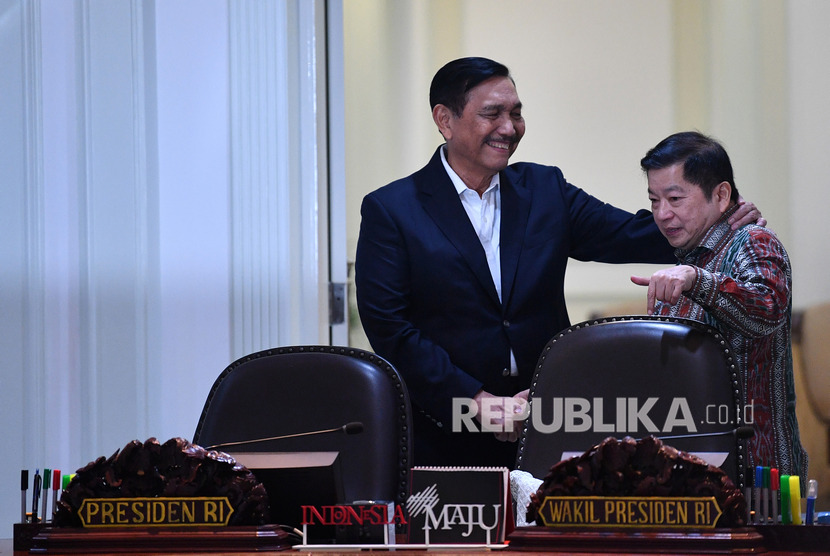 Menko Bidang Kemaritiman dan Investasi Luhut Binsar Panjaitan (kiri) berbincang dengan Menteri PPN/Kepala Bappenas Suharso Monoarfa sebelum mengikuti rapat terbatas di Kantor Presiden, Jakarta, Selasa (25/2/2020).