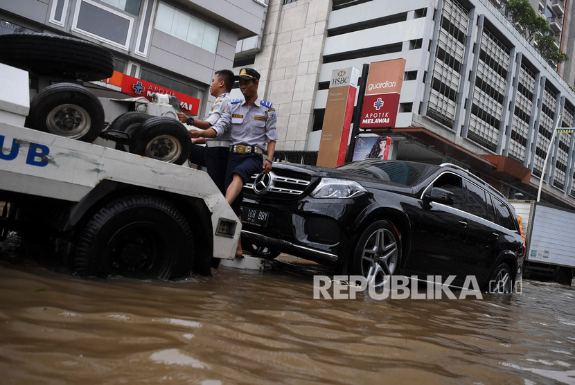 Beberapa ruas jalan Jakarta yang menerapkan sistem ganjil-genap masih banjir (Foto: banjir Jakarta)