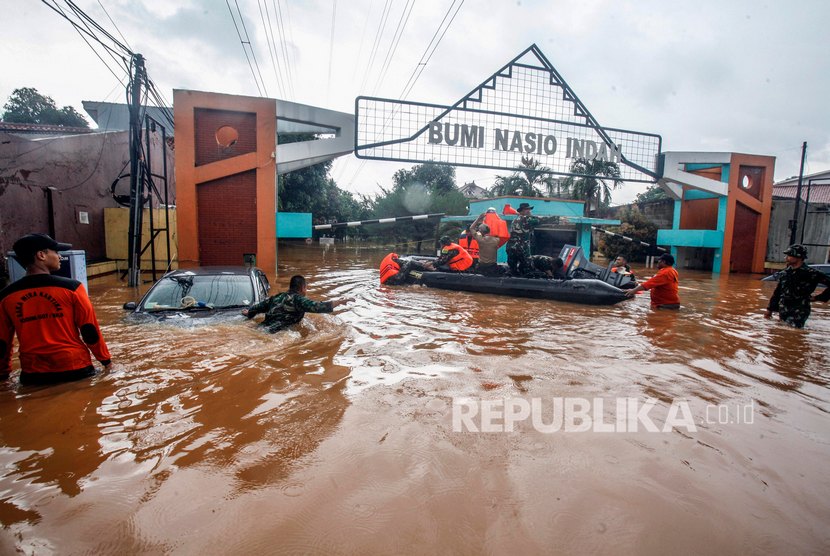 Suasana banjir di Perumahan Bumi Naseo Indah, Jati Asih, Bekasi, Jawa Barat, Selasa (25/2/2020). 