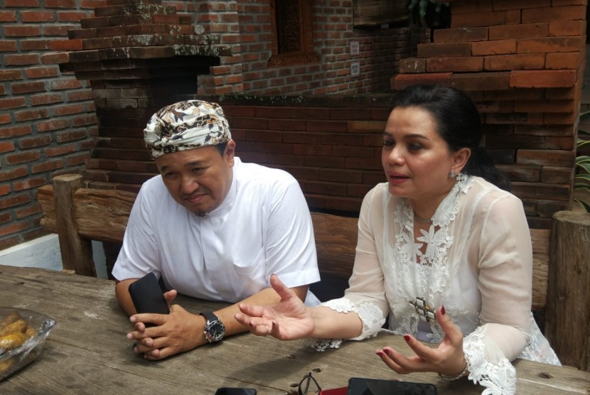 Batik Komar mengadakan workshop pembuatan batik. Bersama Yayasan Batik Indonesia untuk kampanye #BatikBeneran di Batik Komar, Jalan Cigadung Timur, Kota Bandung, Selasa (25/2)