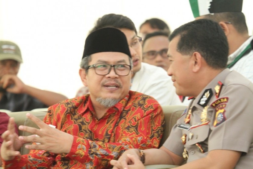 Wakil Ketua Umum Pimpinan Pusat (PP) Persatuan Islam (Persis), Ustadz Jeje Zaenudin (tengah), menyatakan perilaku seks menyimpang seperti gay semakin terang-terangan