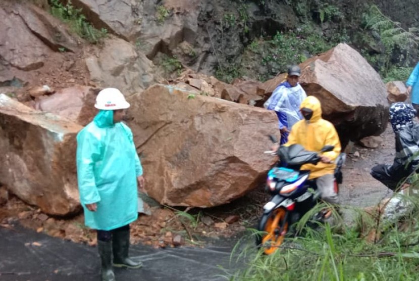 Batu besar sisa material longsoran menutup akses jalan di Kecamatan Cikajang, Kabupaten Garut, Selasa (25/2) sore.