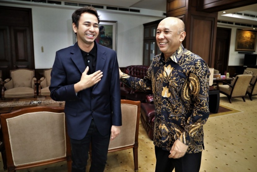 Artis Raffi Ahmad temui Menteri Koperasi dan UKM Teten Masduki, membahas pemberdayaan pelaku Usaha Mikro Kecil Menengah (UMKM) di tengah era digital, di Jakarta, Selasa, (25/2).