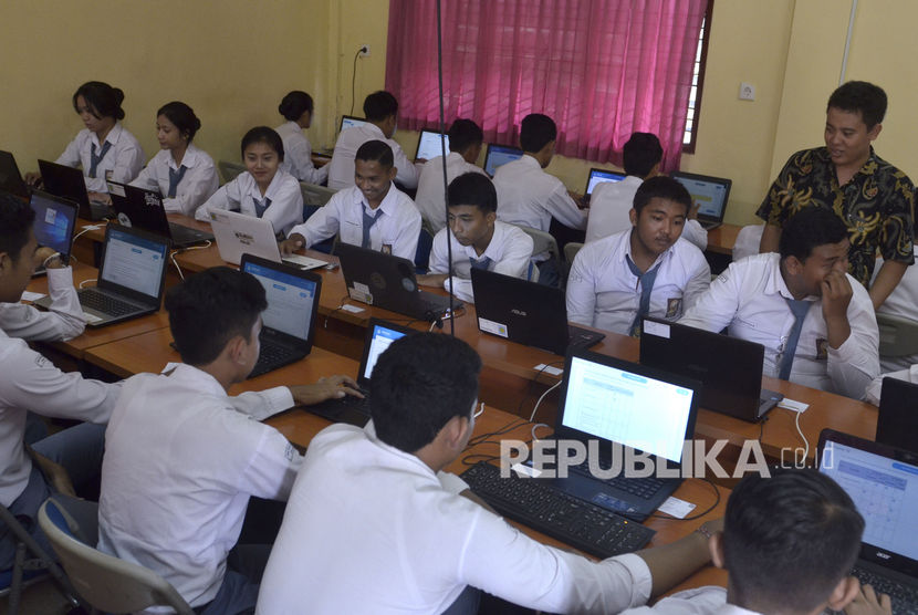 Sejumlah pelajar mengikuti simulasi Ujian Nasional Berbasis Komputer (UNBK) di SMK Pariwisata Dalung, Badung, Bali, Selasa (25/2/2020).(Antara/Fikri Yusuf)