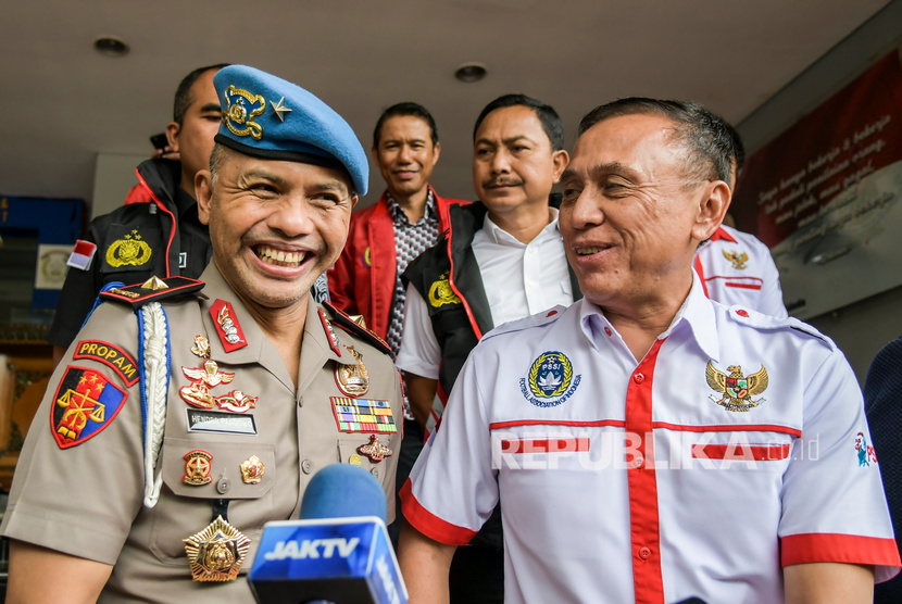 Ketua Umum PSSI Mochamad Iriawan (kanan) dan Wakapolda Metro Jaya Brigjen Hendro Pandowo (dokumentasi).