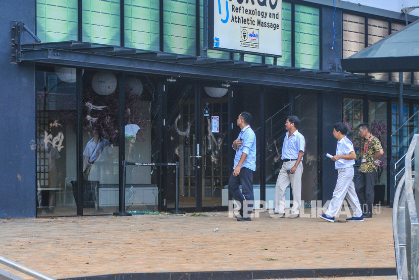 Sejumlah petugas memeriksa kerusakan pasca kerusuhan di Aeon Mall Cakung, Jakarta Timur, Selasa (25/2/2020).