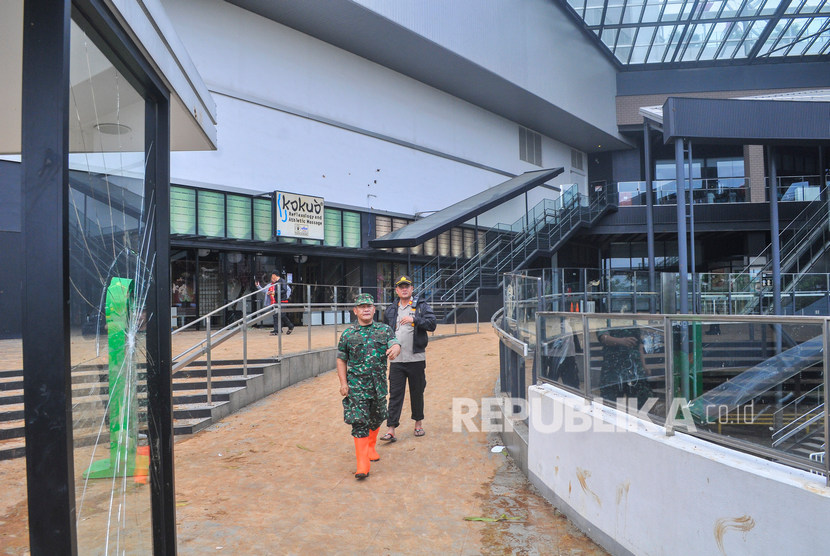 Prajurit TNI dan anggota polisi berjaga di Aeon Mall pascakerusuhan di Cakung, Jakarta Timur, Selasa (25/2/2020). 
