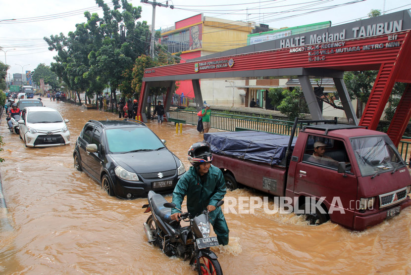 Sejumlah pengendara menerobos banjir di Jalan Sultan Hasanudin yang banjir di Tambun, Kabupaten Bekasi, Jawa Barat, beberapa waktu lalu.