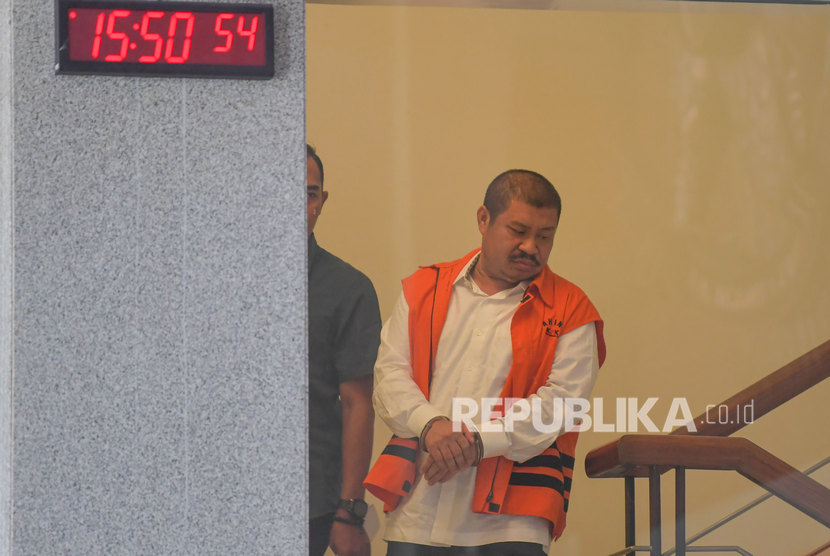 Bupati nonaktif Bengkalis Amril Mukminin (kanan) berjalan meninggalkan ruangan usai menjalani pemeriksaan lanjutan di gedung KPK, Jakarta, Selasa (25/2/2020).(Antara/M Risyal Hidayat)