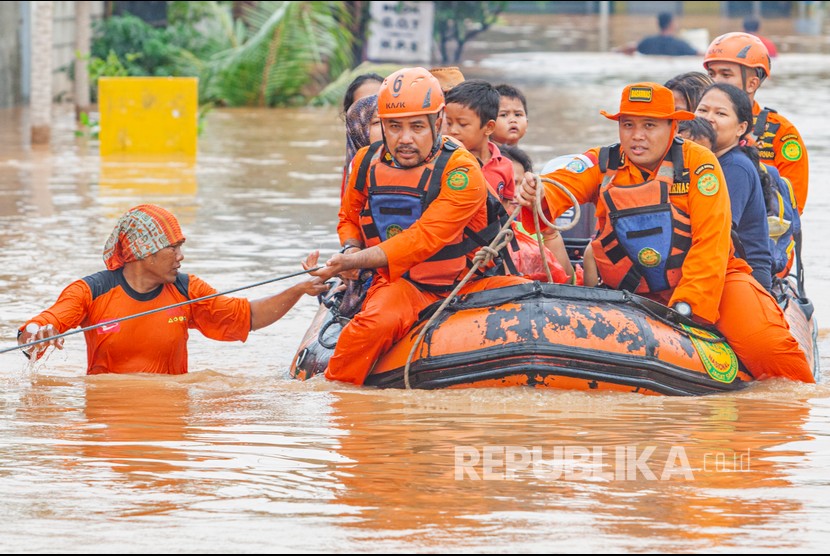 Petugas Basarnas mengevakuasi warga terdampak banjir di Desa Purwasari, Karawang, Jawa Barat, Selasa (25/2/2020).