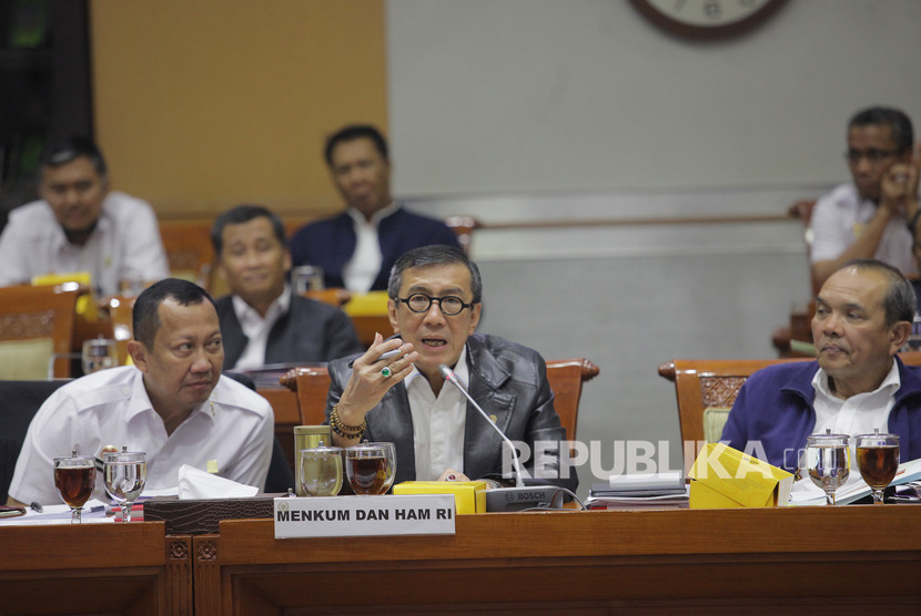 Menteri Hukum dan HAM Yasonna Laoly (tengah) memberikan penjelasan saat mengikuti rapat kerja dengan Komisi III DPR di Kompleks Parlemen, Senayan, Jakarta, Selasa (25/2/2020). 