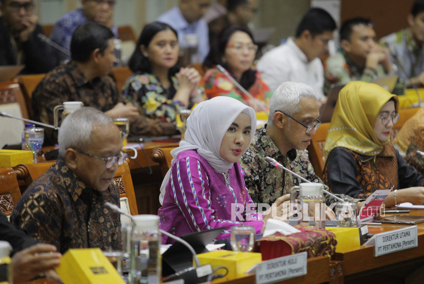 Direktur Utama PT Pertamina (Persero) Nicke Widyawati (tengah) bersama Komisi VI DPR di Kompleks Parlemen, Senayan, Jakarta, pada Februari 2020. Pertamina mengimpor 10 juta barel minyak mentah untuk menambah stok.