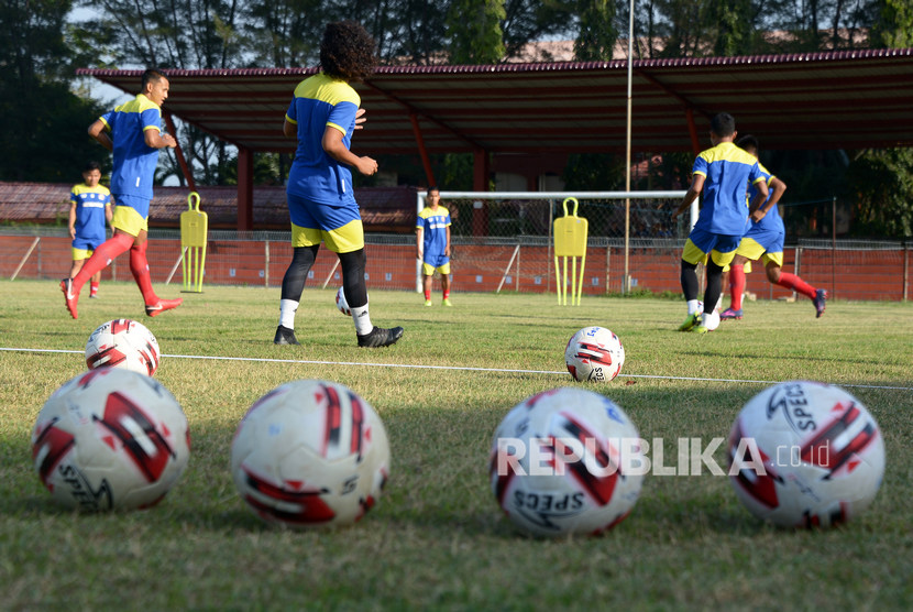 Pesepakbola Persiraja mengikuti latihan peningkatan fisik dan teknis penyerangan di stadion Hadi Murthala, Banda Aceh, Selasa (25/2/2020).