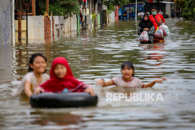 Warga melintasi banjir di Perumahan Ciledug Indah, Kota Tangerang, Banten, Selasa (25/2/2020).