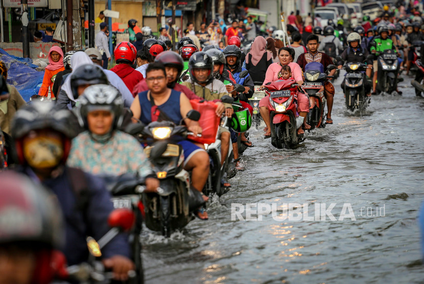 Sejumlah pengendara melintasi banjir di Jalan K.H Hasyim Ashari, Ciledug, Kota Tangerang, Banten.