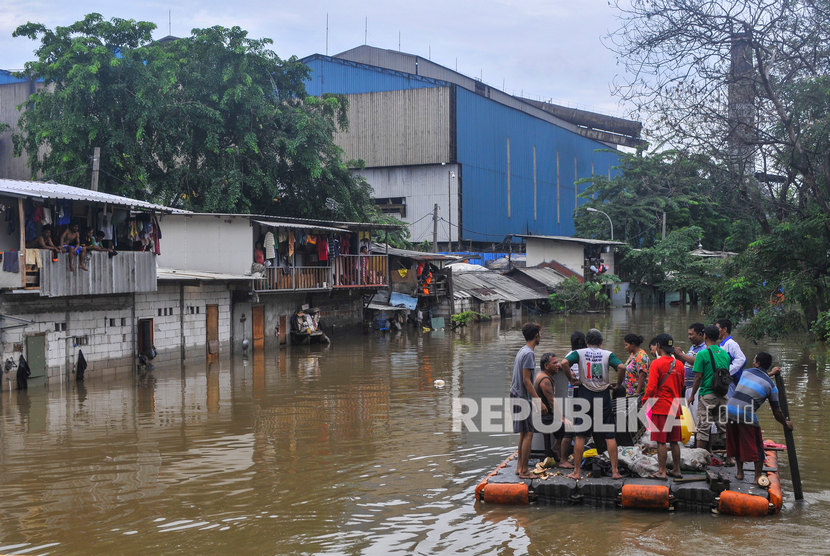 Sejumlah warga kampung Petukangan Rawa Teratai menaiki perahu darurat untuk menuju rumahnya saat banjir di Jakarta Timur, Selasa (25/2/2020). 