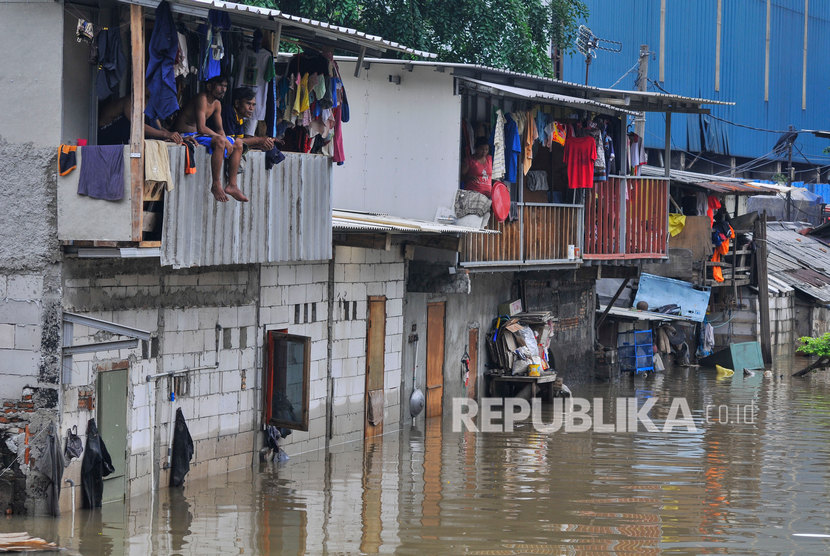 Sejumlah warga kampung Petukangan Rawa Teratai mengungsi ke lantai 2 rumahnya saat banjir di Jakarta Timur, Selasa (25/2/2020).