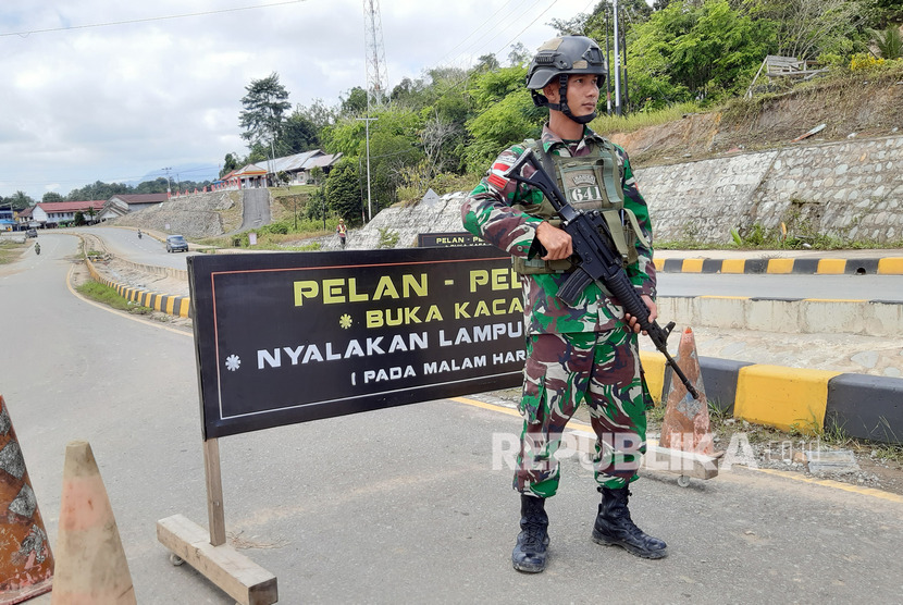 Anggota Pamtas dari Yonif Raider 641/Bru bersiaga di pintu masuk kawasan perbatasan Entikong di Kabupaten Sanggau, Kalimantan Barat, Selasa (25/2/2020). (Antara/Agus Alfian)