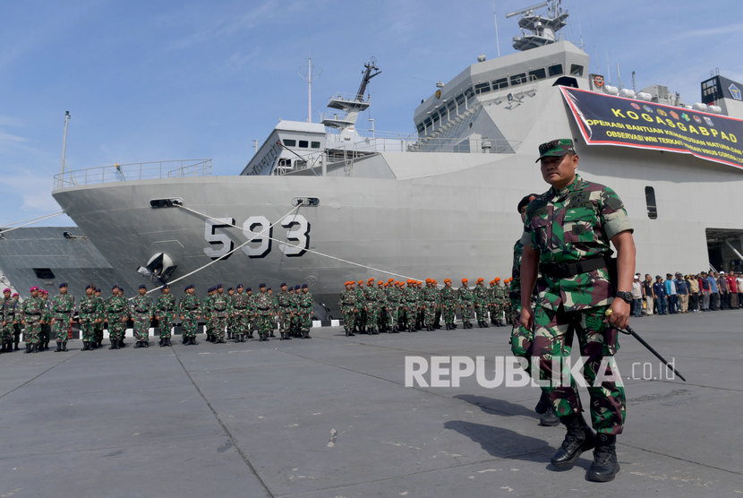 Panglima Komando Gabungan Wilayah Pertahanan (Pangkogabwilhan) I Laksamana Madya TNI Yudo Margono (kiri) menginspeksi pasukan Upacara Satgas Bantuan Kemanusiaan WNI di Pulau Sebaru di Mako Kolinlamil, Jakarta, Rabu (26/2/2020). 