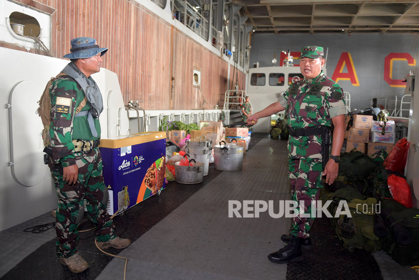 Panglima Komando Gabungan Wilayah Pertahanan (Pangkogabwilhan) I Laksamana Madya TNI Yudo Margono (kanan) didampingi Komandan Kopaska Koarmada I Kolonel Laut (P) Johan Wahyudi (kiri) mengecek kesiapan personel TNI usai Upacara Satgas Bantuan Kemanusiaan WNI di Pulau Sebaru di tank deck KRI Banda Aceh-593 yang bersandar di Mako Kolinlamil, Jakarta, Rabu (26/2/2020).
